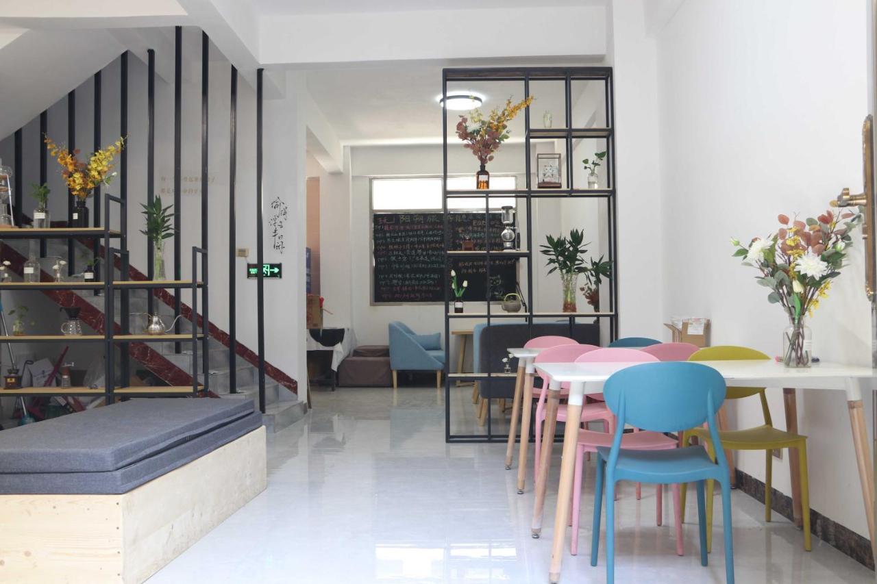 Showbiz Hostel Yangshuo Extérieur photo