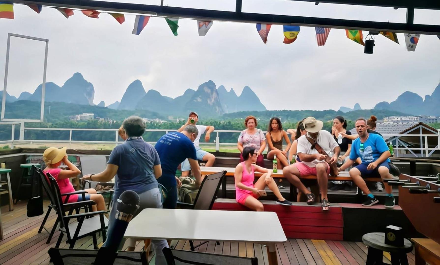Showbiz Hostel Yangshuo Extérieur photo